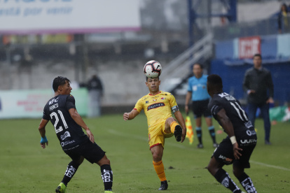 Matías Oyola (c), volante de Barcelona, está en la nómina de concentrados para el duelo de hoy.