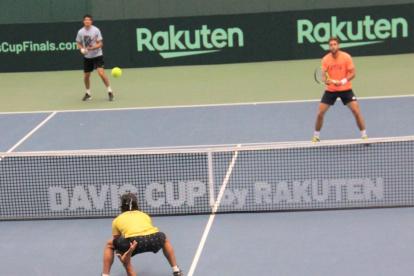 Duerante el segundo día de entrenamientos del equipo ecuatoriano Copa Davis en Miki, Japón, se practicó los singles y dobles. En la foto, al fondo Emilio Gómez y Roberto Quiroz ante Diego Hidalgo y Cayetano March.