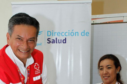 Azaí junto a personal de la Cruz Roja del Guayas.