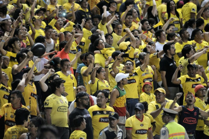 La hinchada de Barcelona está respondiendo al llamado de su equipo.