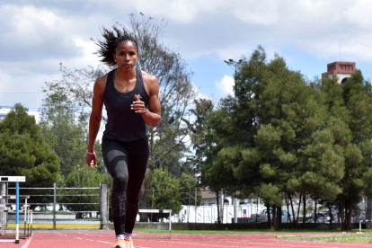 La velocista Ángela Tenorio durante un entrenamiento en la pista de Los Chasquis.