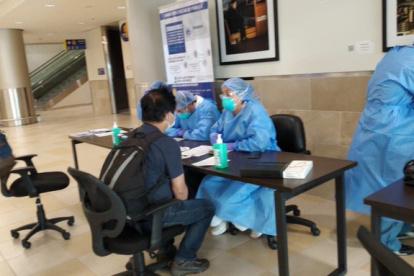 Personal de salud brinda apoyo en puntos estratégicos en el Aeropuerto de Quito. El Ministerio aumentó el personal en arribos nacionales, internacionales y tránsito de pasajeros.