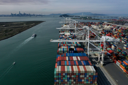 En Oakland se reduce la carga y el negocio portuario y naviero.