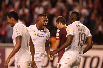 Antonio Valencia (izquierda) felicita a Cristian Martínez Borja tras el segundo gol de los albos.