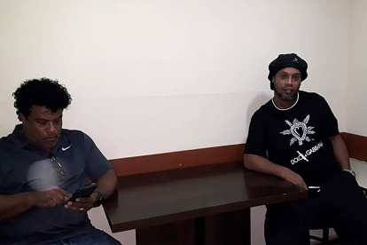 Ronaldinho junto a su hermano previo a la declaración en suelo paraguayo