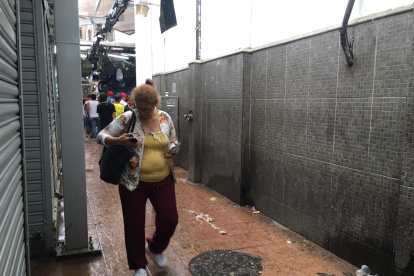 Humedad. En el sitio, el piso permanece constantemente mojado.