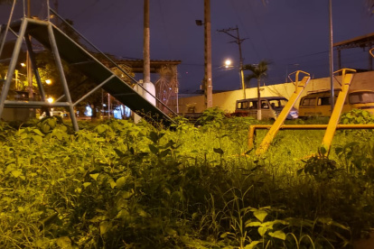 Hecho. En esas condiciones permanece el parque de la manzana D.
