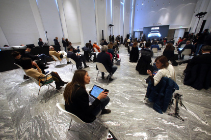 MILAN. Periodistas asisten a la presentación de un nuevo modelo de automóvil. Los organizadores, acatan la nueva disposición de un metro de separación.