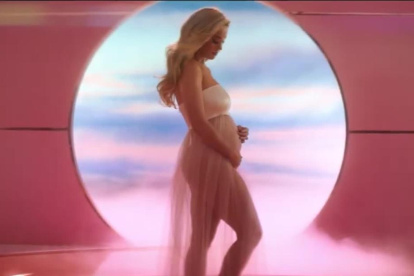Al final del clip se puede apreciar el abultado vientre de la artista.
