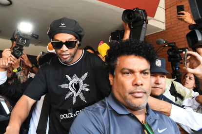 Ronaldinho deja la Fiscalía luego de rendir su declaración.

 FBL-PARAGUAY-BRAZIL-RONALDINHO