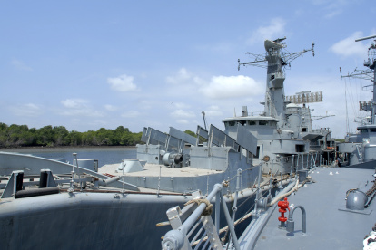 Referencial. El marino fue separado del resto de la tripulación de un buque que está atracado en la base naval sur.