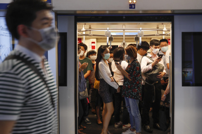 BANGKOK. El uso de mascarillas se ha vuelto una necesidad en casi todo el mundo. Más que una moda, es un arma para evitar el contagio.
