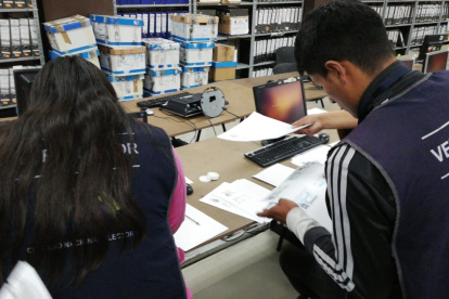 Unas 54 personas fueron destinadas por el Consejo Electoral para verificar las firmas de esta propuesta.