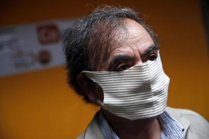 El empresario chileno Óscar Silva es visto con una de las máscaras con finos hilos de cobre incrustado hechas por la empresa familiar CoureTex, durante una entrevista el pasado jueves en las instalaciones de la compañía, situada en la ciudad costera de Valparaíso (Chile). Una mascarilla reutilizable con finos hilos de cobre incrustados es la propuesta de un negocio familiar chileno ante la creciente epidemia de coronavirus, el cual ha multiplicado por 25 su producción en tres semanas tras recibir decenas de millones de pedidos de todo el mundo. La incorporación de cobre puro dentro del tejido de la máscara funcionaría como una barrera para impedir la transmisión de bacterias, hongos y virus. Tras adquirir una "patente de invención" en 2018, los dueños de la chilena Couretex aseguran que son la única compañía que fabrica este tipo de producto en todo el mundo. EFE/Alberto Valdes CHILE CORONAVIRUS