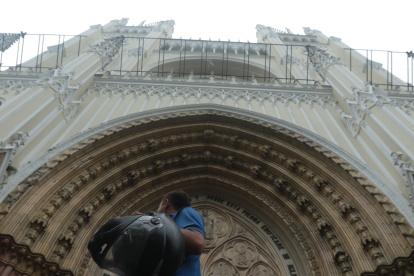 En la fachada de la iglesia hay una malla metálica para evitar que los desprendimientos de los adornos lastimen a los transeúntes.