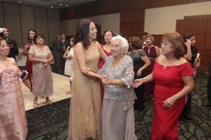 Enriqueta Pérez baila en la celebración de sus 100 años.