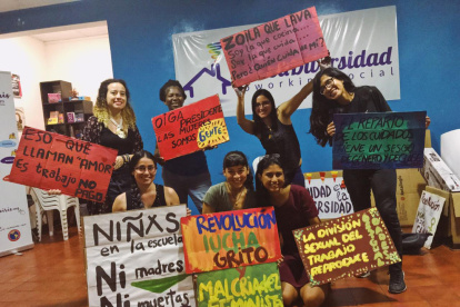 Diana Gardeneira y Elaine Silva, de La Gallina Malcriada, lideraron el taller para hacer carteles para la marcha feminista del 8 de marzo en Guayaquil.