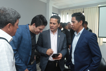 Luis Muentes (c), presidente de la Asociación Ecuatoriana de Árbitros, dialoga con dos colegas suyos luego de expresar las inconformidades de su gremio.