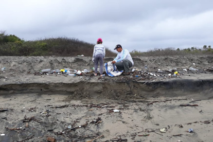 Hecho. La contaminación, a decir de los comuneros de Puná, es permanente. En las orillas se observa desde palos hasta plástico.