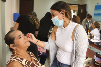 Alegría. Betty Onofre dijo sentirse feliz de haber sido maquillada por Carolina Peralta, quien tuvo la iniciativa.