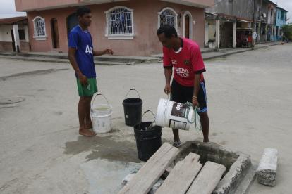 En Muisne, uno de los territorios con menor acceso a servicios básicos, los habitantes aún deben sacar agua de las alcantarillas para sus quehaceres diarios.