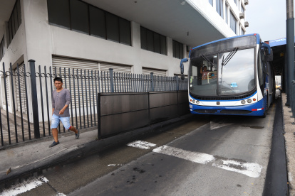 Las personas que viven y transitan al pie de los carriles de la metrovía, se quejan de la contaminación.