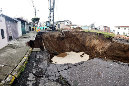 En el sector de la Kennedy al norte de Quito se abrió un agujero por las lluvias