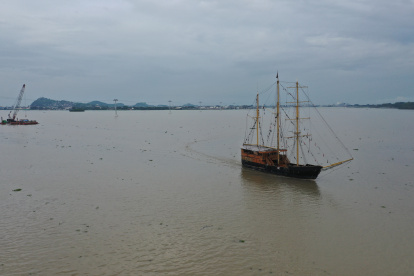 Insignia. El barco pirata Morgan pesa 120 toneladas y fue construido en la ciudad en 2003. En octubre de ese año se iniciaron sus recorridos.