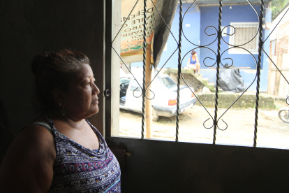 Hecho. Concepción Barén mira desde su ventana la casa donde asesinaron a Carolina Bravo, en 2019.