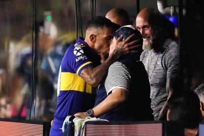 Diego Armando Maradona y su beso con Carlos Tévez, un nuevo capítulo en la vida del polémico astro argentino.