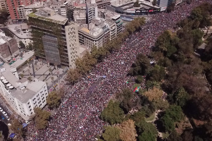 En Santiago, Chile, la afluencia de manifestantes fue multitudinaria.