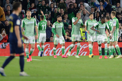Los jugadores del Real Betis festejan el segundo tanto, que al final sirvió para la victoria sobre el Real Madrid
