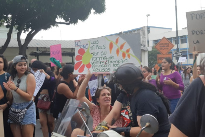 En la plaza San Francisco, centro de Guayaquil, organizaciones sociales marcharon por el Día de la Mujer.