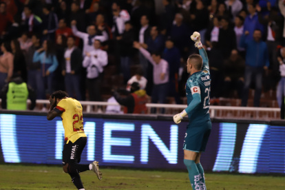 Cristian Alemán se lamenta después de que Adrián Gabbarini le tapó el penal a los 81 minutos en el duelo entre Liga de Quito y Barcelona