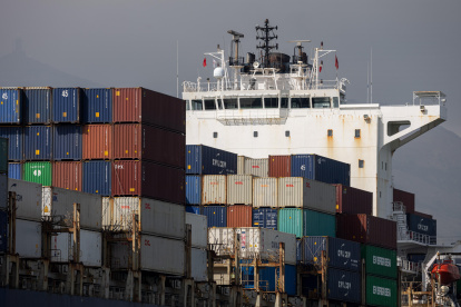 Los contenedores se acumulan en Hong Kong