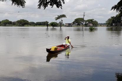 Daule. En los recintos, debido al agua acumulada en las calles, las familias pueden movilizarse solo en canoas.
