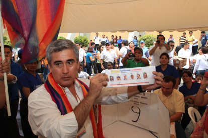 La Unidad de las Izquierdas organizó un ejercicio de elecciones primarias en las que Alberto Acosta, representante de Montecristi Vive, ganó la candidatura presidencial para el 2013.  En la imagen, Juan Vizueta ejerce su derecho al voto en el proceso interno en la Universidad de Guayaquil.