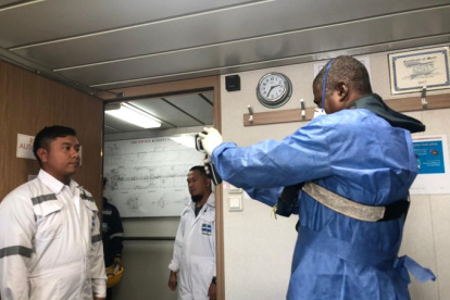 Referencial coronavirus: Un buque petrolero de nacionalidad liberiana, anclado en puerto de Balao, recibió asistencia para examinar a sus tripulates.