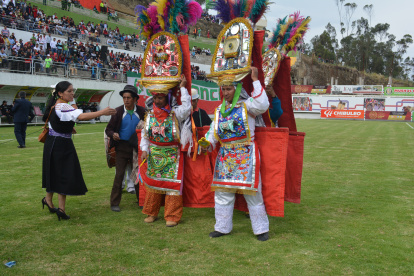 Los danzantes tienen su espacio en las presentaciones culturales del complejo.