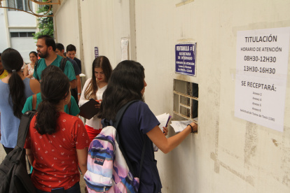 Los estudiantes de Medicina quieren tutores y más tiempo para cumplir con el proceso de titulación.
