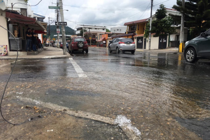El agua salía a chorros en la calle Guayacanes.