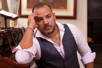 Adolfo lleva once años en la industria local como intérprete de salsa.