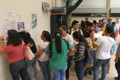 Un grupo de estudiantes de la Facultad de Ciencias Médicas se volcó a las ventanillas de la unidad académica en busca de un tutor para su proceso de titulación.