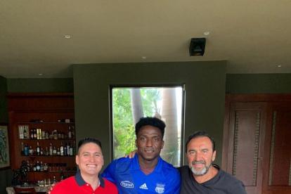 El delantero azul (c) junto al presidente del equipo millonario, Nassib Neme.