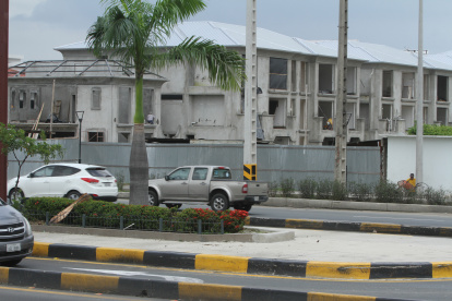En la zona. Pese a la molestia del mal olor, se levantan construcciones.
