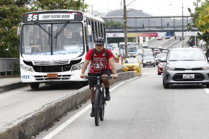 Activistas. Cientos de guayaquileños se transportan en bicicleta a diario.