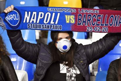 Los hinchas del Barcelona de España o del Napoli que tenían entradas para el partido de Champions League deberán pedir reembolso tras la medida de jugar sin público.