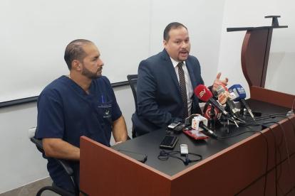 El doctor Carrasco (d) explica los alcances de la decisión de la Federación. Lo acompaña el médico Juan Carlos Estrada también miembro del gremio.