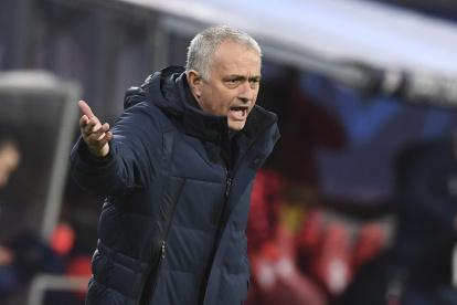El técnico del Tottenham Jose Mourinho se mostró efusivo luego del mal resultado que firmaron sus dirigidos.
