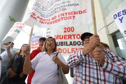 Los jubilados de la Universidad de Guayaquil realizaron un plantón en el Palacio de Justicia.